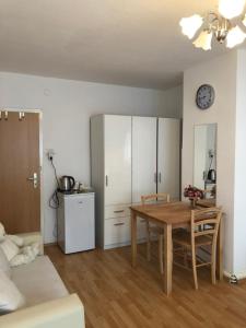 a living room with a table and a kitchen at 2 Privatzimmer , Dusche /WC nahe Köln in Frechen