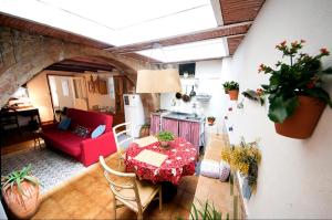 - un salon avec une table et un canapé rouge dans l'établissement Ca la Teia, à Bellcaire dʼEmpordà