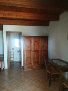 uma sala de jantar com armários de madeira e uma mesa em Agriturismo Acampora em Cerchiara di Calabria