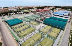 una vista aérea de una pista de tenis con pistas de tenis en Apartamentos Velasco, en Torremolinos