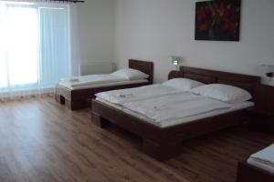 Un pat sau paturi într-o cameră la Motel Senec