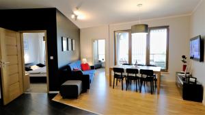 Televízia a/alebo spoločenská miestnosť v ubytovaní APARTAMENT z 3 SYPIALNIAMI PRZY PLAŻY