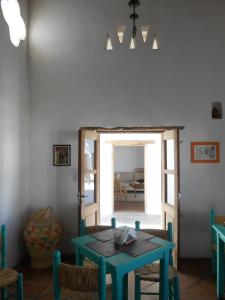 a dining room with a blue table and a door at Hosteria Villa Cardon in Cachí