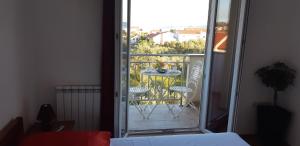 Zimmer mit einem Balkon mit Tisch und Stühlen in der Unterkunft Apartmani Lili in Sukošan