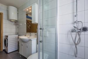 uma casa de banho com um chuveiro, um WC e um lavatório. em Casa Sofia em Vrsar