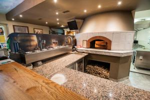 a kitchen with a large pizza oven in a room at Guesthouse Mars in Ig