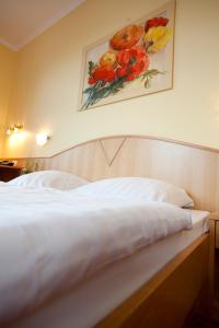 Postel nebo postele na pokoji v ubytování Hotel Zwei Mohren