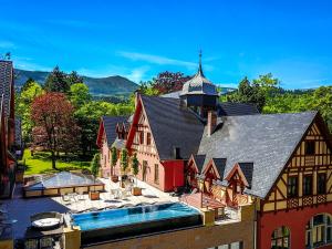 widok z lotu ptaka na dom z basenem w obiekcie Pałac Margot Nature&SPA w mieście Karpacz