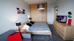 Posteľ alebo postele v izbe v ubytovaní APARTAMENT z 3 SYPIALNIAMI PRZY PLAŻY