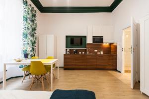 kuchnia i jadalnia ze stołem i krzesłami w obiekcie VINTAGE SENACKA APARTAMENTS w Krakowie