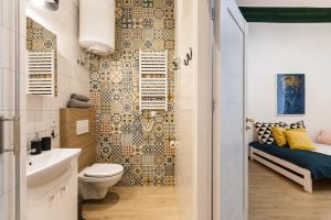 łazienka z toaletą i umywalką w obiekcie VINTAGE SENACKA APARTAMENTS w Krakowie