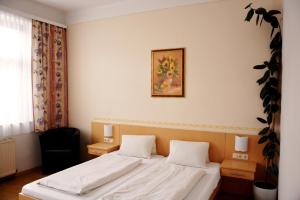 - une chambre avec un lit et une photo sur le mur dans l'établissement Gasthaus & Gästehaus Bsteh, à Wulzeshofen