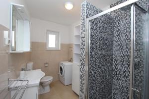 łazienka z prysznicem, toaletą i umywalką w obiekcie Apartments Palaziol w Rovinj +37 zdjęć