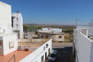 una vista aérea de una calle entre edificios en Apartamento central planta baja, en Conil de la Frontera