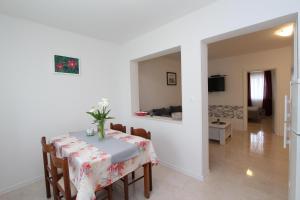 jadalnia ze stołem i krzesłami w obiekcie Apartments Palaziol w Rovinj