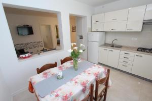 Kuchnia lub aneks kuchenny w obiekcie Apartments Palaziol