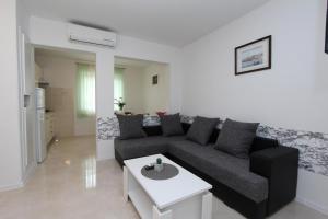 salon z kanapą i stołem w obiekcie Apartments Palaziol w Rovinj