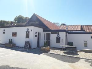 een wit gebouw met een bord ervoor bij Nelthorpe Arms in Barton upon Humber