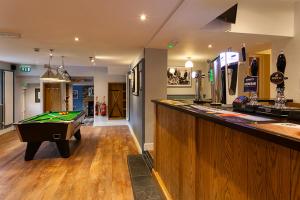 une salle avec un billard et un bar dans l'établissement Nelthorpe Arms, à Barton-upon-Humber