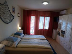 Posteľ alebo postele v izbe v ubytovaní Liliána Vendégház