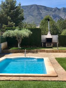 una piscina en medio de un patio en Apartamentos Montsià Mar, en Sant Carles de la Ràpita
