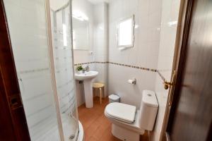 A bathroom at Alohamundi San Leandro