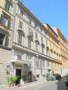 um grande edifício ao lado de uma rua em Hotel Corona em Roma