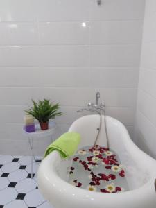 y baño con bañera con flores. en Mtatsminda, en Tiflis