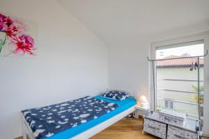 - une chambre avec un lit et une fenêtre dans l'établissement Apartment Vita, à Rijeka
