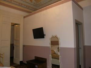 A television and/or entertainment centre at Il Gattopardo House