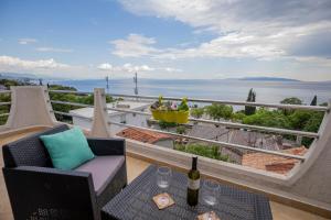 - Balcón con mesa y botella de vino en Apartment Vita, en Rijeka 35 fotos más