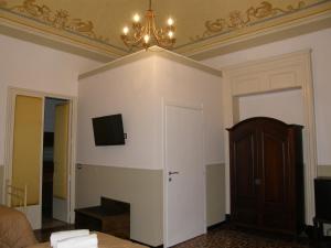 A television and/or entertainment centre at Il Gattopardo House