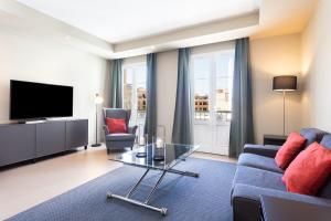 - un salon avec un canapé et une télévision dans l'établissement Rooms & Suites Loft 2E Deluxe Edition Arrecife, à Arrecife