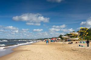 grupa ludzi spacerujących po plaży w obiekcie Sea & Sand Apartment w Gdańsku