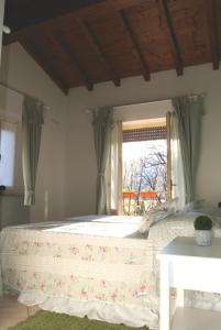 1 dormitorio con cama y ventana en La Locanda Al Lago, en Verbania