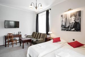 1 dormitorio blanco con 1 cama y 1 silla en Szarotka, en Zakopane