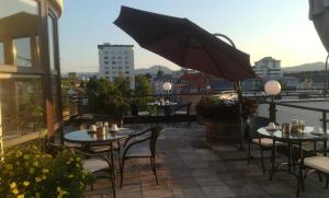 Ein Restaurant oder anderes Speiselokal in der Unterkunft Skycity Hotel Atrigon 