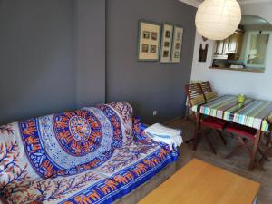 ein Wohnzimmer mit Couch und Tisch in der Unterkunft Solmar II Solo Familias Serviplaya in Platja de Xeraco