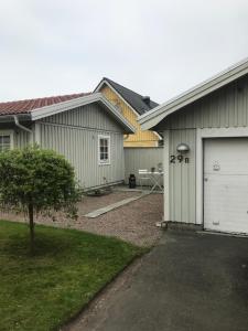 a house with a garage and a table in a yard at Villa Sus & Dus in Yngsjö