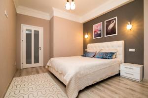 Een bed of bedden in een kamer bij Rightmove Apartments