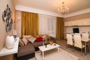 - un salon avec un canapé et une salle à manger dans l'établissement Rightmove Apartments, à Chişinău