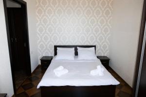 バトゥミにあるBatumi apartment Ruslanのベッドルーム1室(白いシーツと白い枕のベッド1台付) +22枚の写真