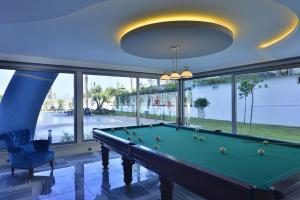 einen Billardtisch in einem Zimmer mit einem großen Fenster in der Unterkunft Calista, Empire, Seven Stars Residence in Alanya