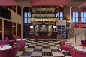 Radisson Hotel Agra餐厅或其他用餐的地方