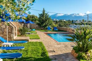 Bazén v ubytovaní Artemida Traditional Homes BY APOKORONAS-VILLAS alebo v jeho blízkosti