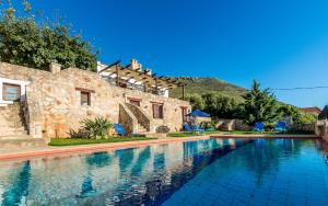 Bazén v ubytovaní Artemida Traditional Homes BY APOKORONAS-VILLAS alebo v jeho blízkosti