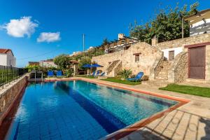 Bazén v ubytovaní Artemida Traditional Homes BY APOKORONAS-VILLAS alebo v jeho blízkosti