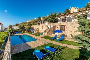 Bazén v ubytovaní Artemida Traditional Homes BY APOKORONAS-VILLAS alebo v jeho blízkosti