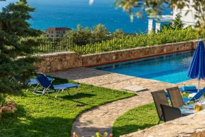 Bazén v ubytovaní Artemida Traditional Homes BY APOKORONAS-VILLAS alebo v jeho blízkosti