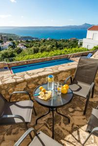 Bazén v ubytovaní Artemida Traditional Homes BY APOKORONAS-VILLAS alebo v jeho blízkosti
